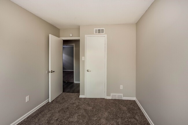Building Photo - 2999 Morningview Dr