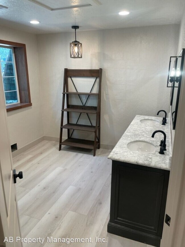 Building Photo - 5 br, 4 bath House - 5650 Hollyberry Lane