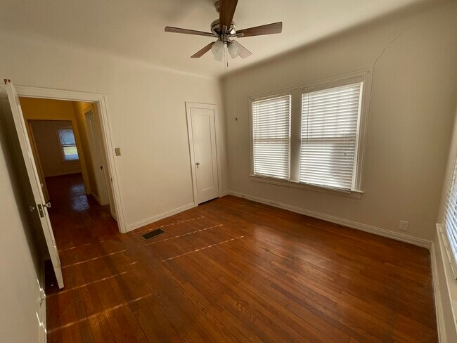 Building Photo - Huisache