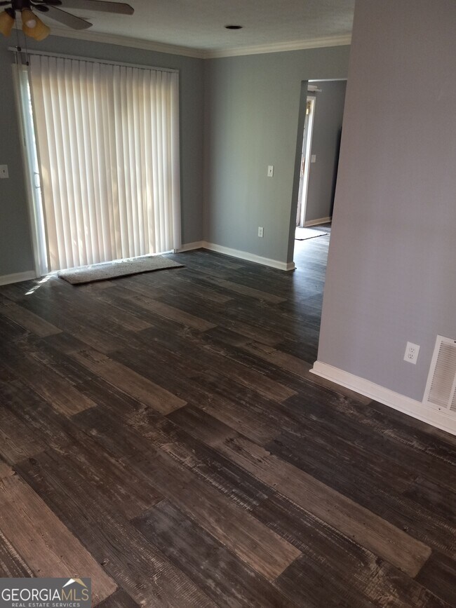 Building Photo - 2036 Charter Manor