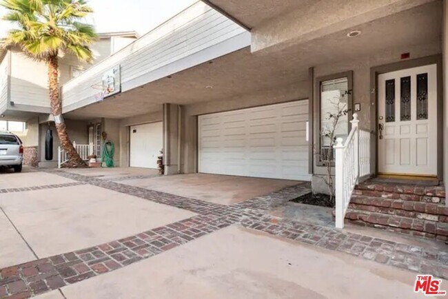 Building Photo - 2603 Vanderbilt Ln