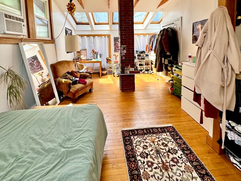 Building Photo - 2 Inman Pl