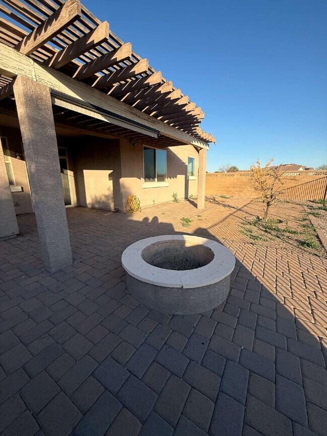 Building Photo - 4 Bedroom 2 Bath with Den in Canyon Trails