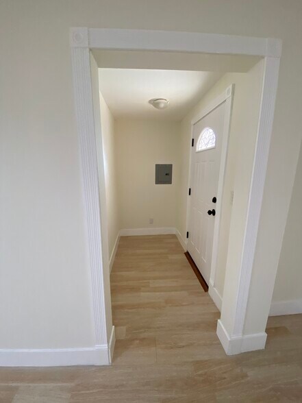 Building Photo - 410 N Glenwood Plz