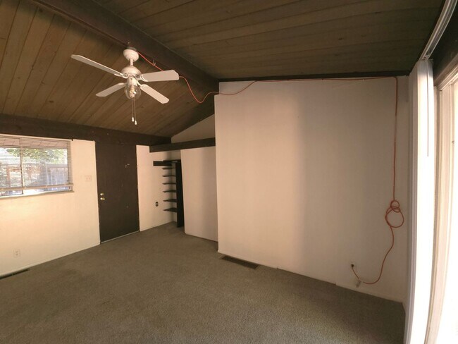 Building Photo - 3 Bedroom Apartment on West Side Of The Hill