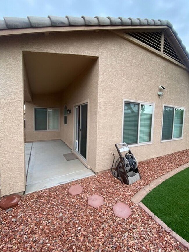 Building Photo - Beautiful 3-Bedroom Home with Vaulted Ceilings & Private Fenced Yard