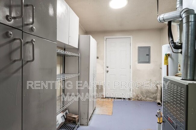 Building Photo - 6452 Evergreen Blvd