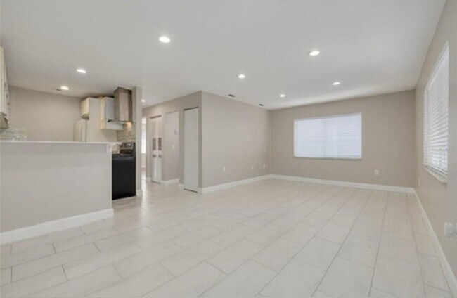 Building Photo - 2 Bed/1 Bath, 2nd floor condo at Parklane Condos AVAILABLE NOW!