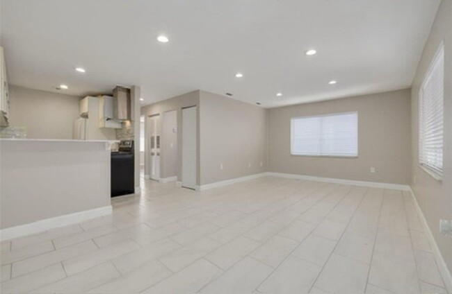 Building Photo - 2 Bedroom/1 Bathroom 2nd floor condo at Pa...