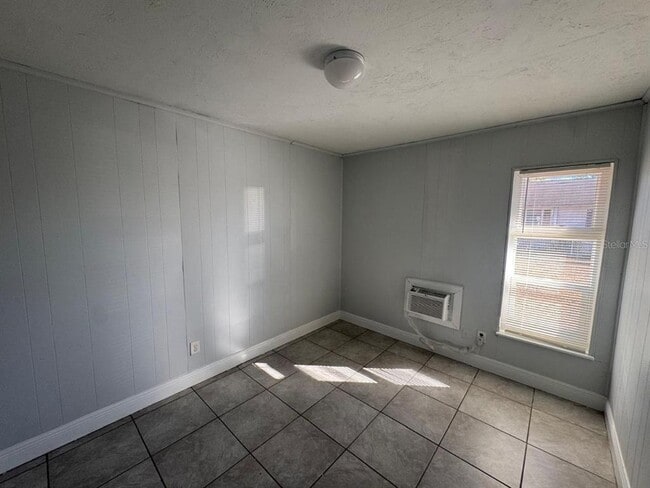 Building Photo - 1392 King St