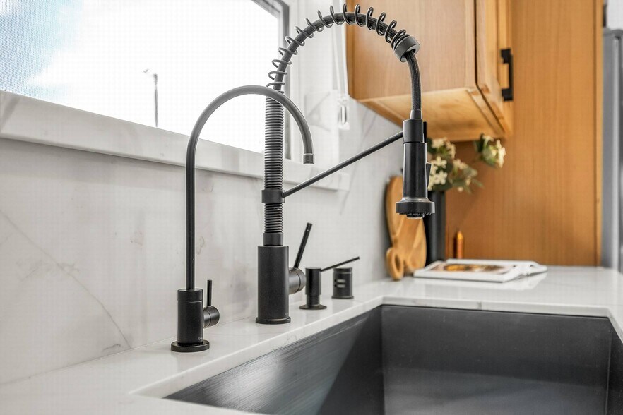 Building Photo - 616 W Ellis Ave