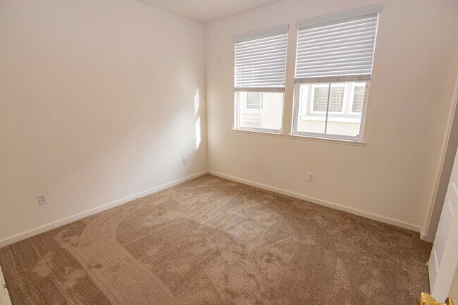 Building Photo - 947 Kestral Way