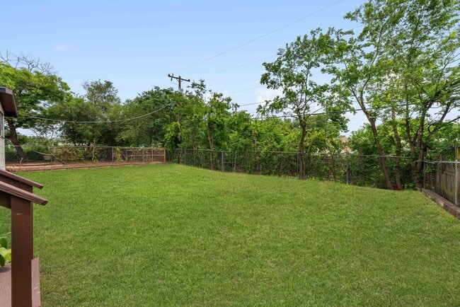 Building Photo - 310 Sumner Dr