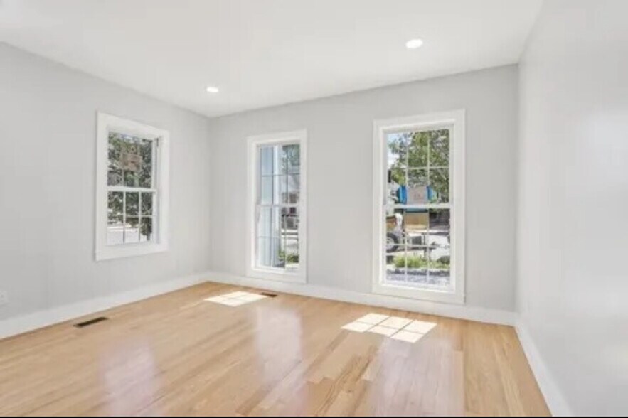 Building Photo - 410 Ferry St