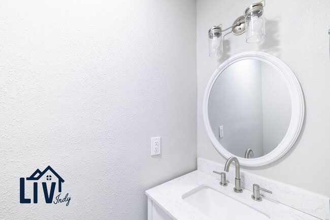 Building Photo - Updated 3 bed 2.5 bath Available now!