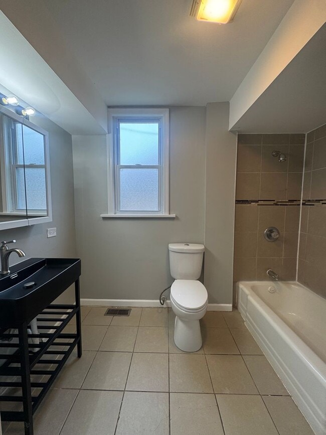 Building Photo - Beautiful 2-bedroom house for Rent AVAILAB...