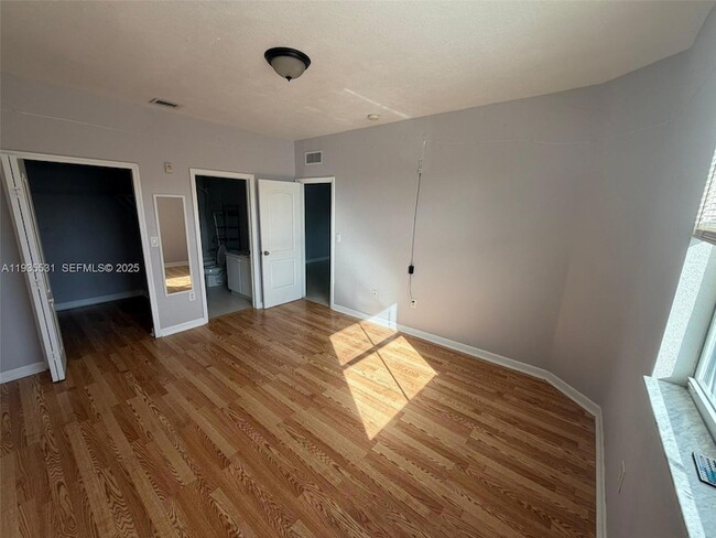 Building Photo - 1543 SE 25th St