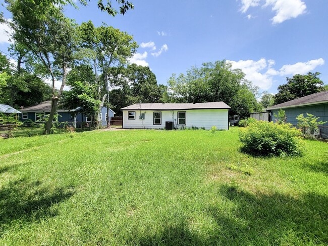 Building Photo - 2810 Forest Oaks Dr