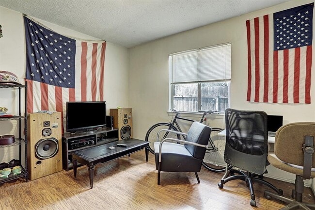 Building Photo - 8100 Sonnet Ave