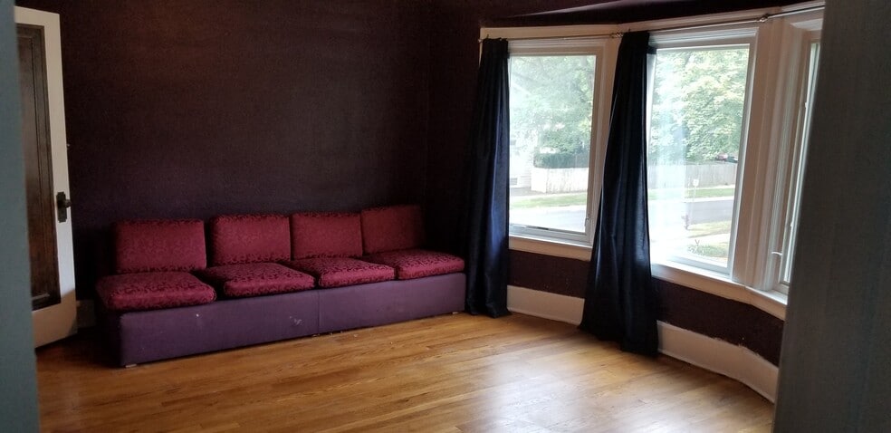 Large Bedroom w/Pella Windows - 425 Park Ave