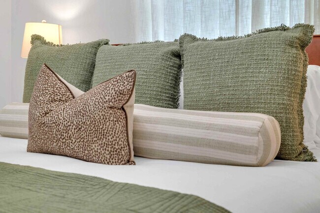 Building Photo - 1901 Cordova Bend