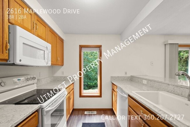 Building Photo - 2616 Maplewood Dr