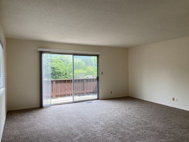 Building Photo - HUGE Charming 2BR/1BA Flat! Downtown! Laundry On-Site! Parking! -PROGRESSIVE