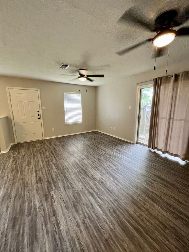 Building Photo - Cozy 2 bedroom 1 bath duplex with Large fenced yard