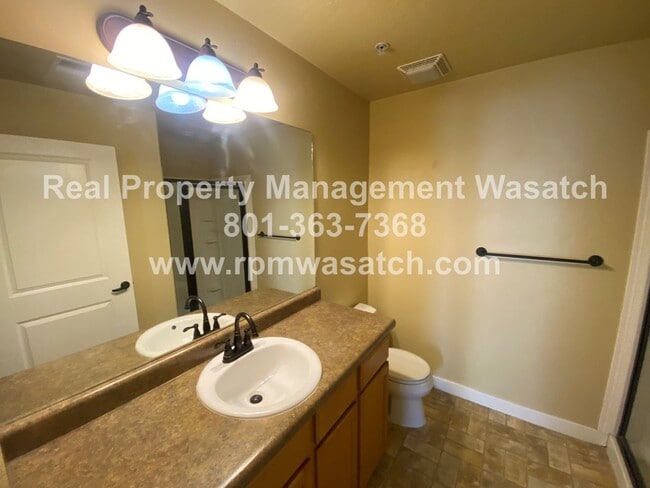Building Photo - Check Out This Beautiful 2 Bedroom 2 bathr...