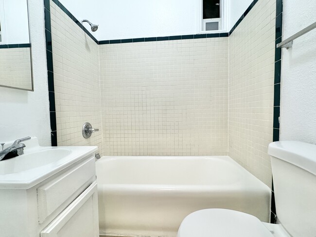 Building Photo - 1209 S Lake St