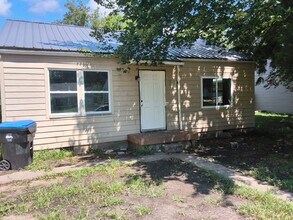 Building Photo - 934 SE Pinecrest Dr