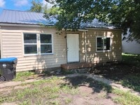 Building Photo - 934 SE Pinecrest Dr