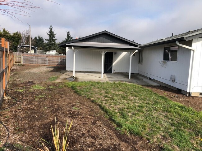 Building Photo - Updated 3 bedroom 1.5 bathroom house in Springfield!