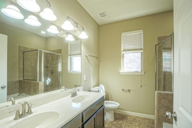 Building Photo - 8206 Jasmine Ct