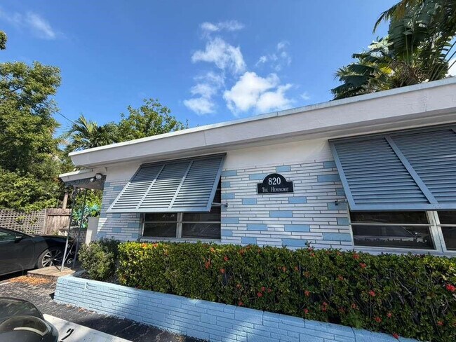 Building Photo - 820 N Victoria Park Rd