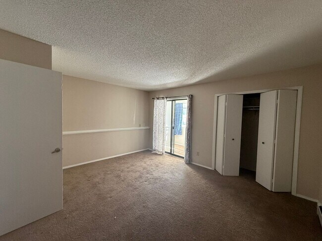 Building Photo - 2 bedroom, 2 bath Condo Available