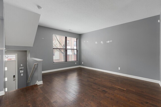 Building Photo - 587 E Rich St