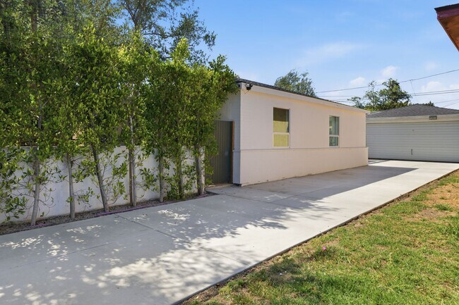 Building Photo - Amazing Del Rey House Available