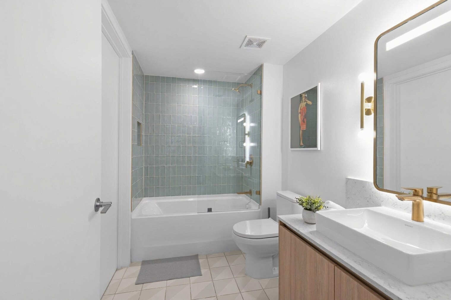 Building Photo - 601 NE 1st Ave