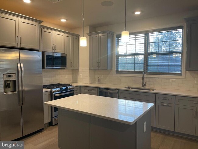 Building Photo - 23255 Milltown Knoll Square