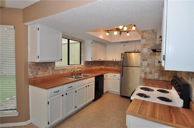 Building Photo - 13405 Saddlebrook Trail