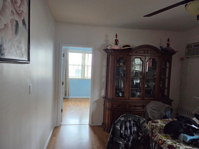 Building Photo - 4634 Beach 46th St