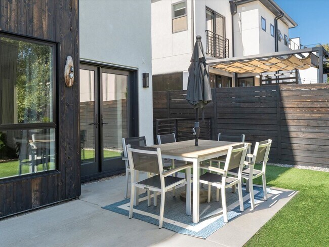 Building Photo - Luxury 3-Bed, 3.5-Bath Denver Home with Ro...