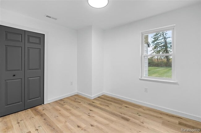 Building Photo - 1445 N Seymour Rd