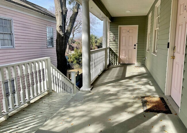 Building Photo - Available 7/20. Great 1BR/1BA Available in Downtown Charleston!