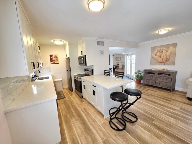 Building Photo - 2230 NE 56th Pl