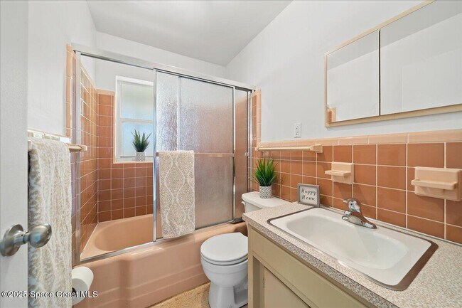 Building Photo - 453 Dolphin St
