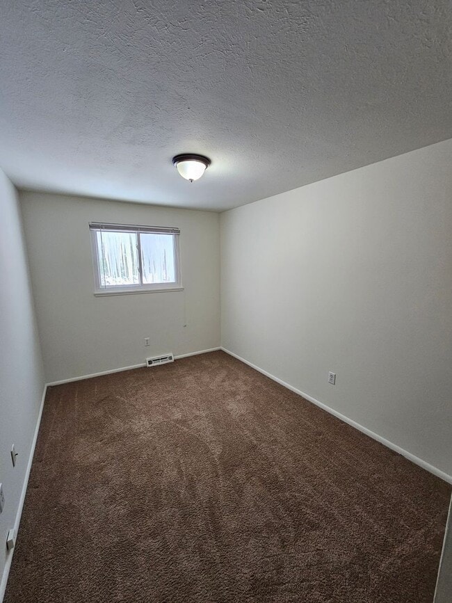 Building Photo - 3 Bedroom For Rent in Seven Hills