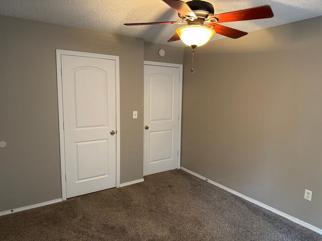 Building Photo - 3 Bedroom! 2 Baths! 2 Car Garage!  Kickapo...