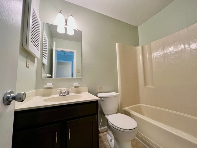 Building Photo - Updated & Ready 11-06-25! Charming Condo i...